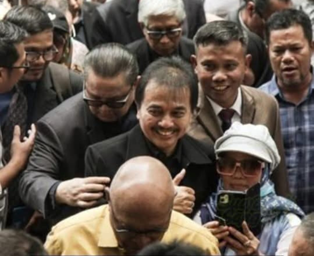 Roy Suryo CS saat menjalani pemeriksaan maraton di Polda Metro Jaya, pada Kamis (13/11).. (Foto:FbBeritaJokowiHariIni)